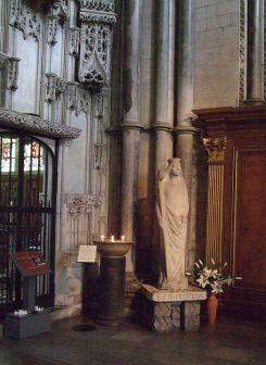 800px-saint_ethelreda's_statue,_ely_cathedral