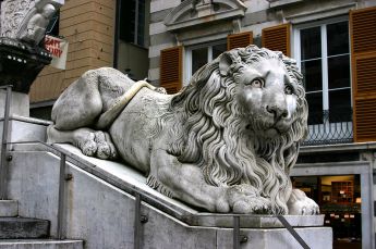 Lion_statue_-_Portal_of_Genoa_Cathedral_-_Genoa_2014_(2)