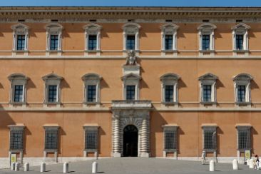 1280px-Western_facade_Palazzo_del_Laterano_2006-09-07